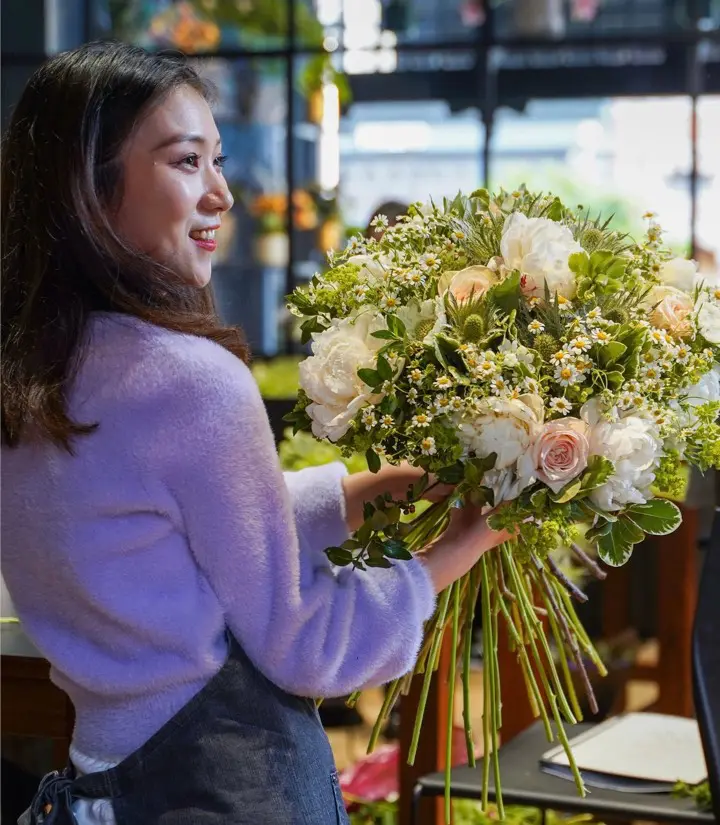 Florista escogiendo flores para realizar un ramo