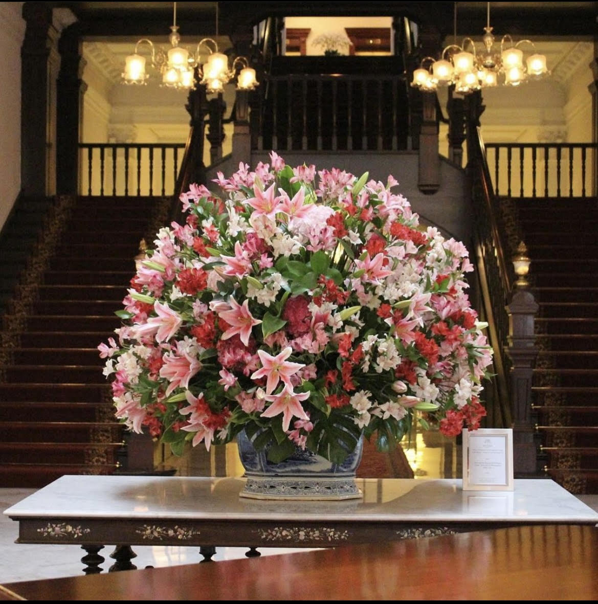 Gran arreglo floral en lobby de hotel