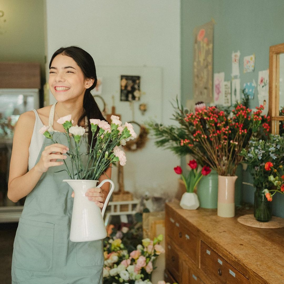 Florista de Antea Flora preparando arreglos en la tienda de Calle Salamanca, Valencia