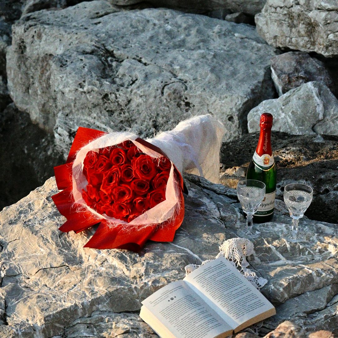 Ramo de rosas rojas con champagne, regalo de aniversario importante con envío a domicilio Valencia