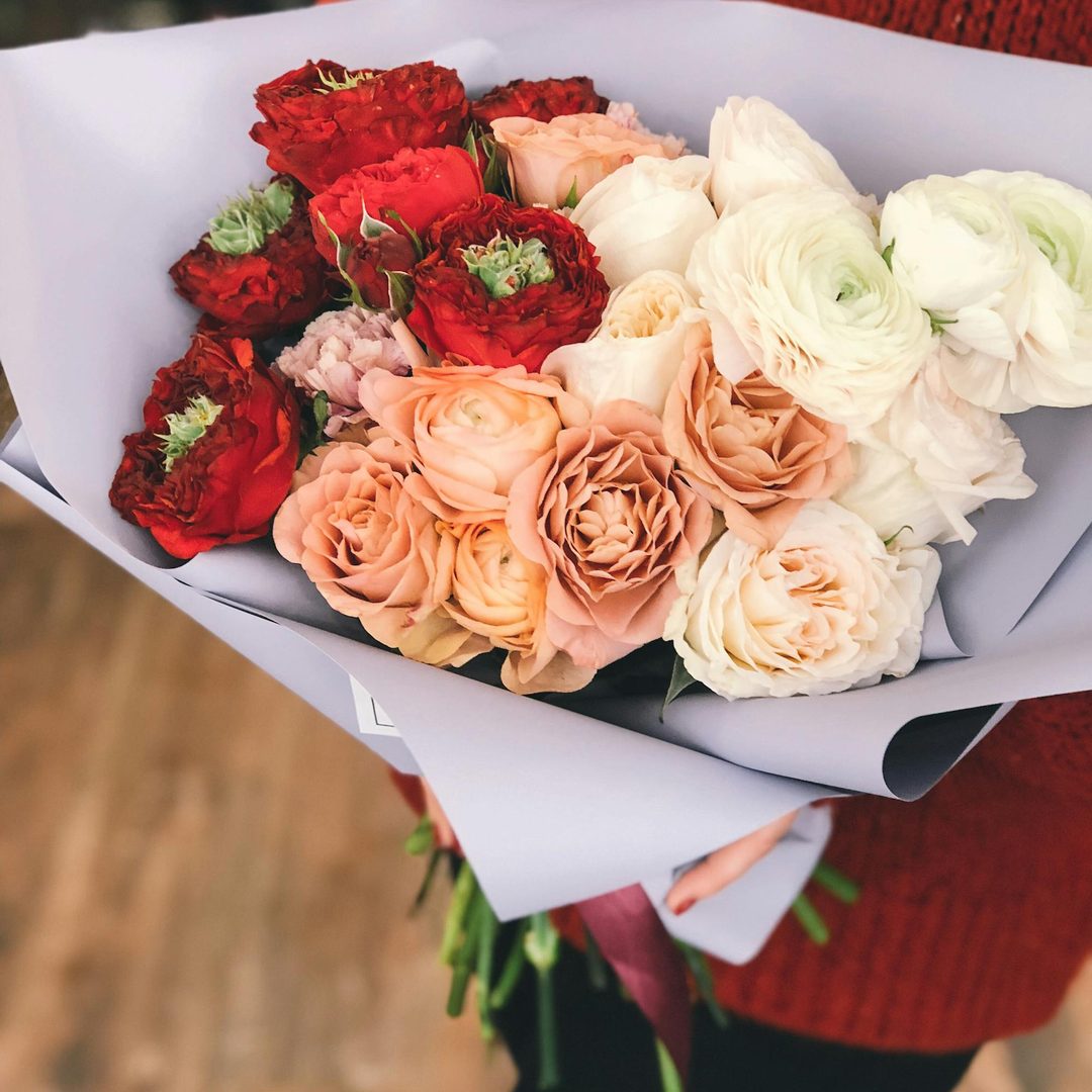 Ramo premium mixto con rosas, ranúnculos y rosa de jardín, regalo de aniversario en Valencia