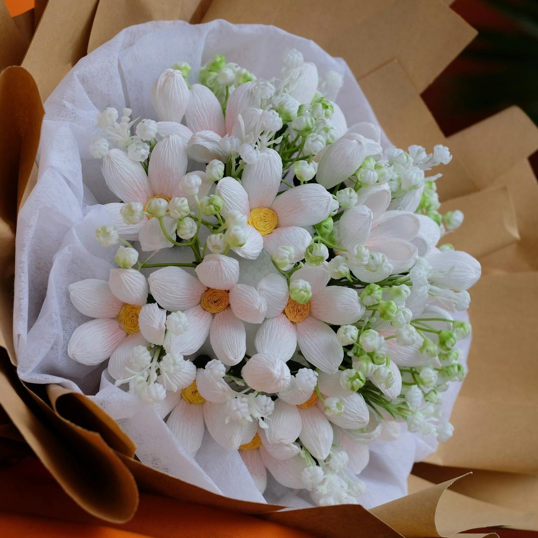 Ramo de flores envuelto en papel kraft listo para enviar el Día de la Madre en Valencia