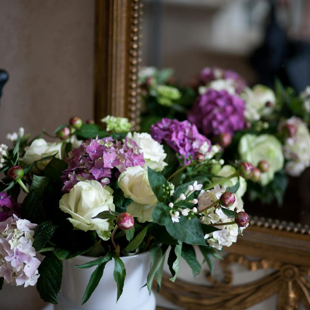 Arreglo floral elegante con hortensias moradas y rosas blancas, ideal para regalo en Valencia