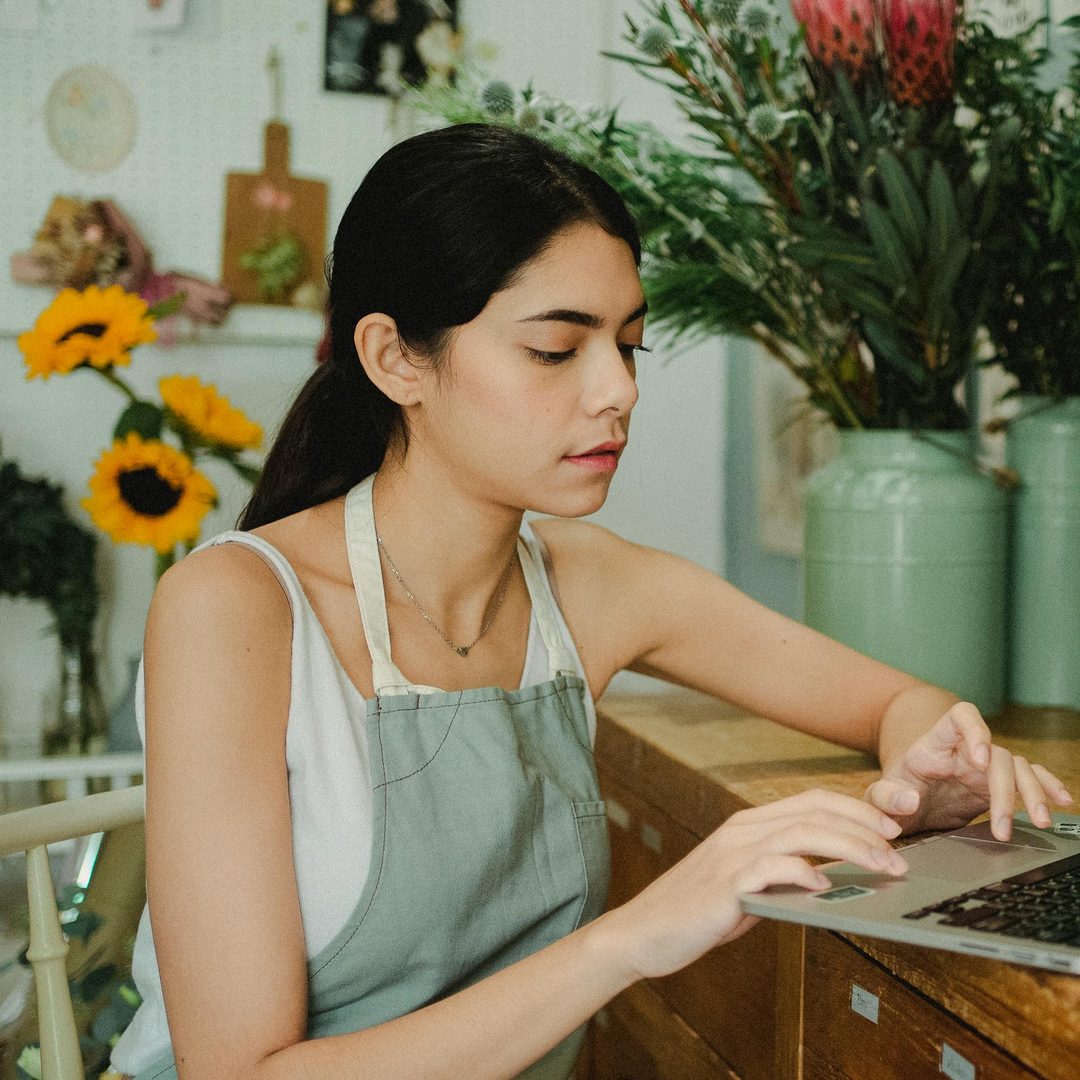 Florista de Antea Flora preparando pedidos online de flores en su tienda de Valencia
