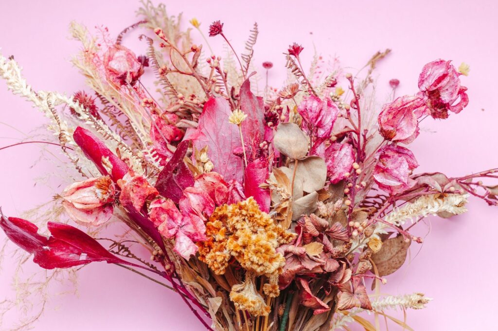 Ramo de flores preservadas y secas en tonos rosados