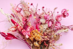 Ramo de flores preservadas y secas en tonos rosados